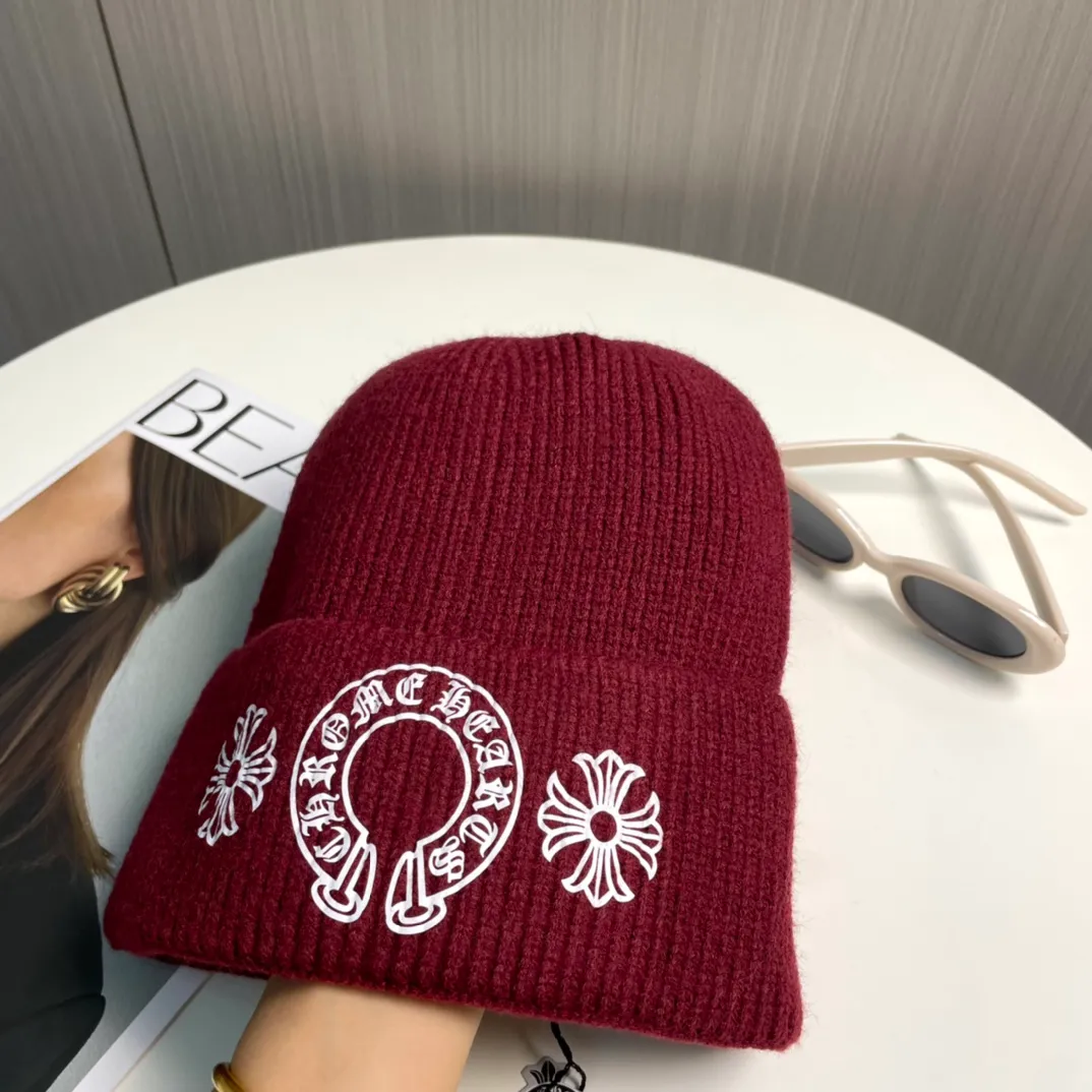 P60 🤍Chrome hearts new autumn and winter cross knitted hat🧶 One of the must-have hats in autumn and winter~ It really looks good on whoever wears it~, it is also a perfect match in black and white and gray in autumn~